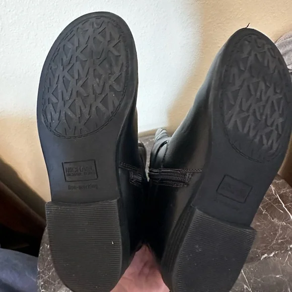 Micheal Kors leather winter boots - Picture 8 of 9